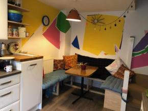 Colourful 2-bed home by the River, Totnes
